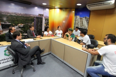 Deputados recebem reivindicações de professores