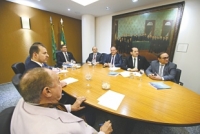 Na reunião da Mesa Diretora, ontem, para definição do roteiro da sessão de votação desta manhã, ficaram lado a lado os dois candidatos a presidente, o atual, José Albuquerque, e Sérgio que hoje é o 1º secretário da Mesa 