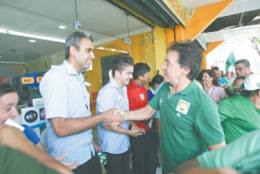 Eunício Oliveira à frente do cortejo cumprimenta comerciários e outras pessoas na caminhada da manhã de ontem no Montese, dando sequência à sua campanha pelas ruas da Capital cearense, neste segundo turno