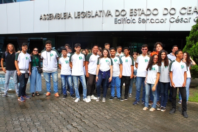 Estudantes da Escola de Ensino Fundamental e Médio Santa Luzia