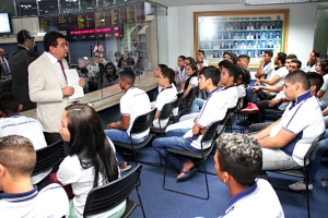 Alunos da Escola de Ensino Médio de Tempo Integral Manuel Ferreira da Silva, recebidos pelo deputados Carlos Felipe 