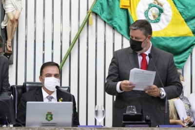 Votação durante a sessão plenária híbrida desta quarta-feira