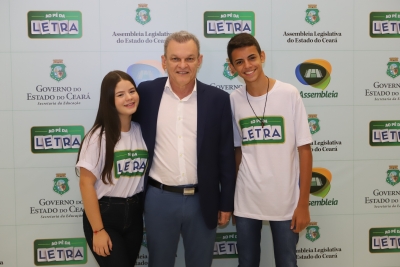 Presidente José Sarto e os finalistas do Ao Pé da Letra