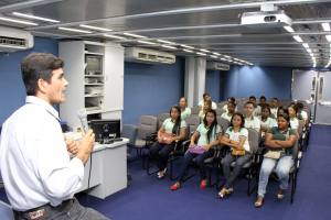 Alunos visitam ALCE
