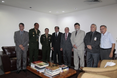 Presidente da AL-CE, deputado Zezinho Albuquerque, recebe visita do comandante da 10ª Região Militar, General de Divisão Estevam Cals Theóphilo Gaspar de Oliveira