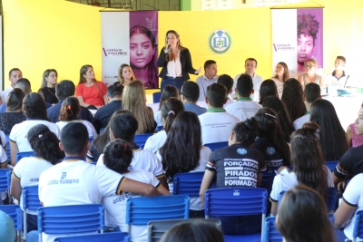 Alunos de escola em Paraipaba recebem visita da II Caravana de Combate à Violência contra a mulher