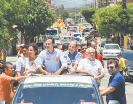 Camilo Santana entre a candidata a vice, Izolda Cela e o prefeito de Fortaleza, Roberto Cláudio, vai à frente da carreata realizada na manhã de ontem na Capital