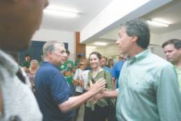 O candidato Eunício Oliveira votou ontem no clube do Náutico, sendo acompanhado por Tasso Jereissati, pela família e por aliados, como o vice-prefeito de Fortaleza, Gaudêncio Lucena, e o deputado Danniel Oliveira