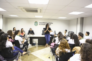 Alunos da Escola Profissional Júlia Giffoni visitam Assembleia Legislativa