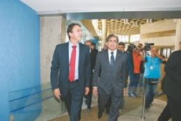 Camilo Santana foi recebido à entrada principal da Assembleia, ontem, pelo presidente da Casa, José Albuquerque e outros deputados