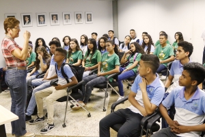 Alunos da Escola Fernanda Maria de Alencar Colares visitam a Assembleia