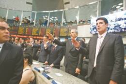 Deputados estaduais no principal momento da solenidade que era o do compromisso de respeitar e cumprir as Constituições e as leis do País