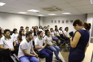 Alunos da Escola Profissional Leonel Moura Brizola conhecem a Assembleia