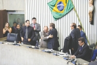 Sob os olhares de colegas e outras pessoas, Sérgio Aguiar, protocolarmente cumprimenta o eleito, deputado José Albuquerque