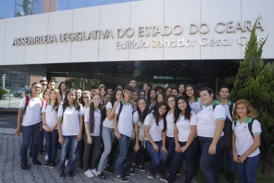 Alunos da Escola Estadual Prof. Antônio Valmir da Silva conhecem AL