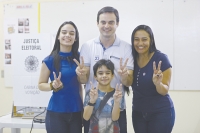 O candidato Capitão Wagner chegou ao local de votação acompanhado pela família, pelo candidato a vice Gaudêncio Lucena e pela deputada estadual Fernanda Pessoa (PR)