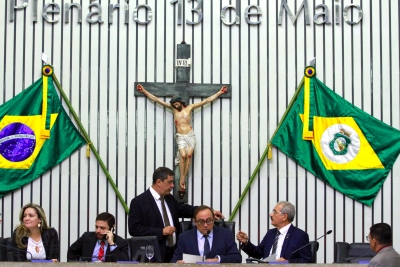 Votação durante a sessão plenária desta quarta-feira