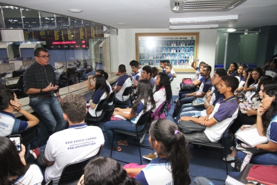 Estudantes de segundo ano da Escola de Ensino Médio Edson da Mota Correia participam do projeto o Parlamento e sua História