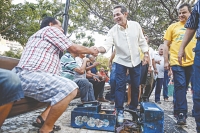 Heitor Férrer no meio da tarde foi ao Centro de Fortaleza, onde cumprimentou populares ao longo do percurso que fez naquela parte da cidade 