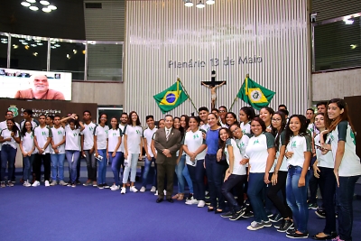 Estudantes do 1° e 3° ano do ensino médio da Escola Santa Luzia