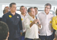 No palco do comitê, Heitor Férrer discursou acompanhado do seu candidato a vice Dimas Oliveira (Rede) e do deputado federal Danilo Forte (PSB)