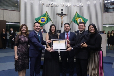 AL homenageia projeto Terapia do Amor em solenidade