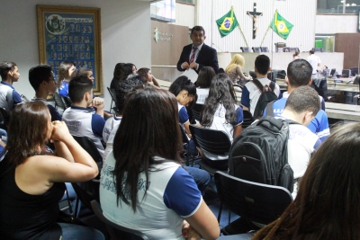 Estudantes de 1º ano, da Escola de Ensino Fundamental e Médio Irapuan Cavalcante Pinheiro O Parlamento e sua História