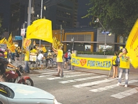 Ontem, militantes da candidatura de Roberto Cláudio (PDT) empunhavam faixas e bandeiras em cruzamento no bairro Aldeota