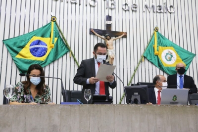 Votação durante a sessão plenária híbrida desta quarta-feira