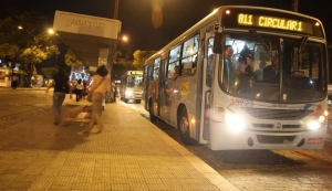 Desembarque dos ônibus, no período noturno,