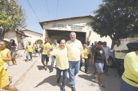 Roberto Cláudio chega abraçado com o deputado federal Moroni Torgan (DEM), seu candidato a vice, no local de votação dele, ainda na parte da manhã de domingo