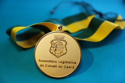 Alece realiza sessão solene para entrega da Medalha de Mérito Parlamentar